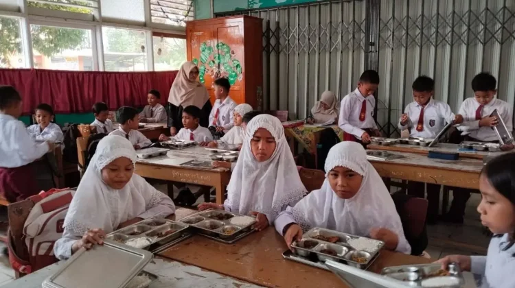 Babinsa Harau Dampingi Makan Bergizi Gratis SDN Sarilamak