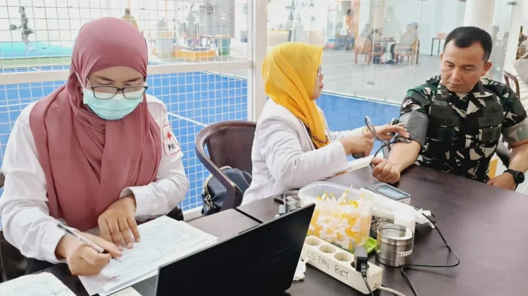 Bakti Sosial Kesehatan HUT TNI ke-81, Dandim 0304/Agam Ikut Donor Darah