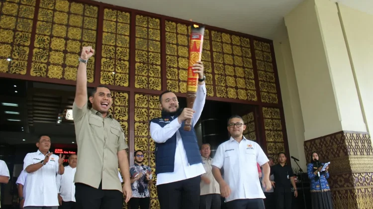 Api Kirab Porprov XVI Tiba di Balai Kota Padang, Wako Siap Jadi Tuan Rumah Pembukaan