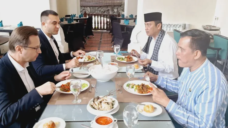 Duta Besar Belarus Terpukau Pesona Bukittinggi, Cicip Pisang Kapik hingga Kopi