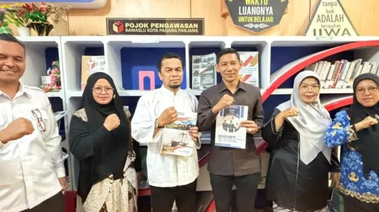 Bawaslu Padang Panjang Hadirkan Pojok Pengawasan di Perpustakaan Daerah