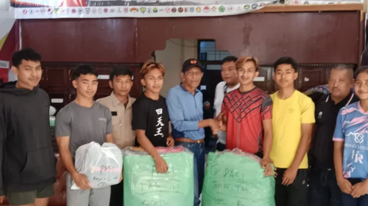Atlet dan Ofisial Pasi Bukittinggi Terima Perlengkapan Pertandingan Porprov XVI