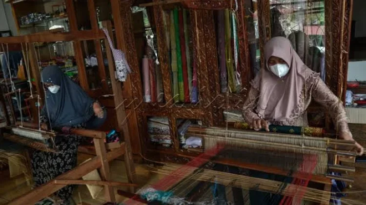 Mengenal Proses Mangarok dalam Pembuatan Songket Pandai Sikek
