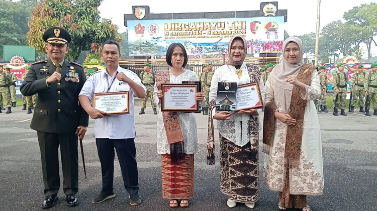 HUT TNI Ke 81 Tahun 2026, Dandim 0304/Agam Serahkan Piagam Penghargaan