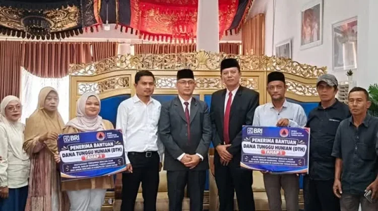 Warga Terdampak Bencana di Tanah Datar Terima DTH Tahap Pertama