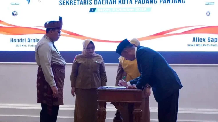 Wali Kota Padang Panjang Resmi Lantik Doni Hendra sebagai Sekdako