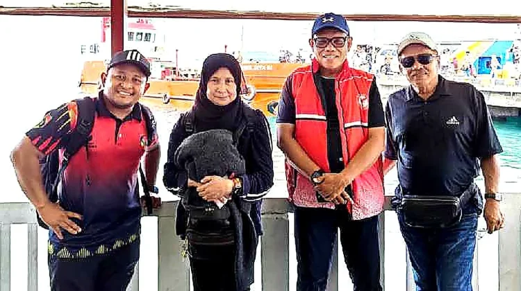 Prof. Thaib dan Prof, Noorlena Pantau Cricket Porprov di Surga Surfing Dunia