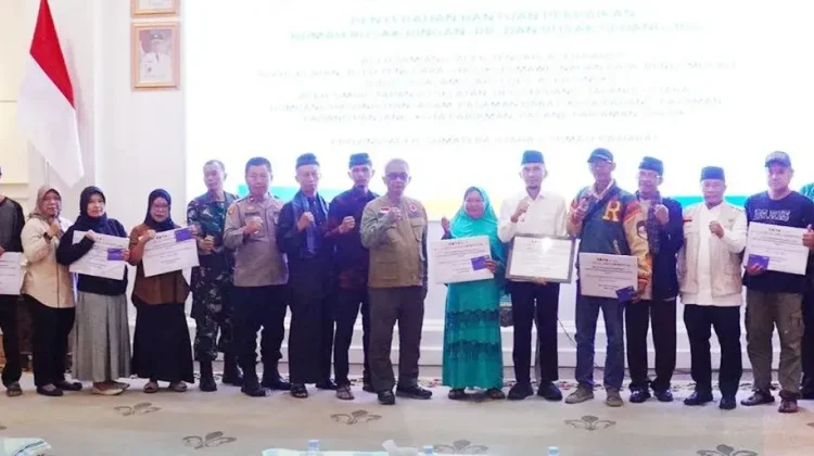 BNPB Salurkan Bantuan Stimulan Rumah Rusak Padang Panjang