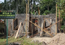 Progres 53 Persen, Satgas TMMD Ke-127 Kodim 0307/Tanah Datar Genjot Rehab RTLH Ibu Mas