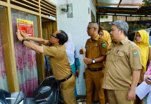 Pemko Padang Panjang Lakukan Penempelan Stiker Keluarga Miskin