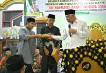 Gubernur Sumbar Serahkan Bantuan ke Masjid Jami' Nurul Falah