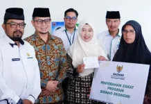 Wawako Ibnu Asis Serahkan Zakat Rp118,8 Juta ke 175 Mustahik Bukittinggi