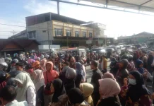 Warga berdesakan Tukar uang baru