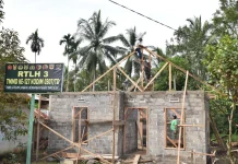Progres 65 Persen, RTLH Ibu Masraini di Jorong Gudam Masuki Tahap Pemasangan Atap