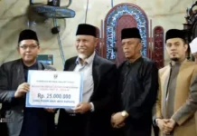 Gubernur Mahyeldi Serahkan Bantuan untuk Masjid Ansharullah Payakumbuh