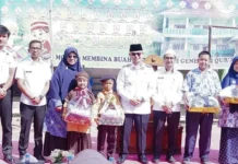 Wawako Ibnu Asis Serahkan Bantuan Seragam Sekolah