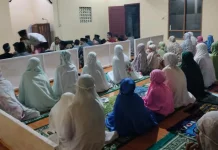 Sholat taraweh malam ke 10 di Bukittinggi
