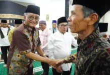Menteri PU Dody Hanggodo Shalat Taraweh di Masjid Muhammadiyah Batusangkar