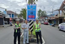 Jasa Raharja dan Satlantas Pasang Spanduk Keselamatan di Lubuk Sikaping