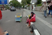 Dibawah Hujan dan Terik, Pina Bertahan Demi Anak