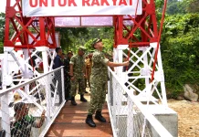 Prabowo Resmikan Jembatan Gantung Garuda Merah Putih Padang