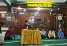 Wali Kota Zulmaeta Silaturahmi dan Serahkan Bantuan di Masjid Muslimin