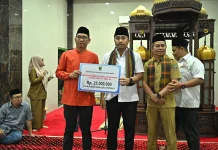 Wagub Sumbar Salurkan Bantuan Safari Ramadan di Masjid Nurul Huda