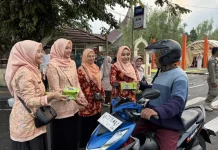 Ramadan Penuh Berkah, TP PKK dan Dharma Wanita Berbagi Takjil untuk Warga