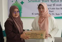 PMI Padang Panjang Salurkan 100 Paket Sembako untuk Korban Bencana