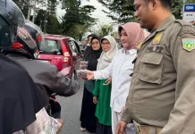TP PKK Padang Panjang Bagikan Takjil Gratis untuk Warga