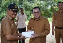 Bupati Salurkan Bantuan Raja Pagaruyung untuk Korban Bencana Tanah Datar