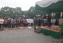 Hujan Gerimis, Salat Id di Lapangan Wirabraja Bukittinggi Tetap Khidmad