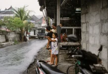 Berat Melangkah Pergi, Kampung Halaman Selalu Memanggil
