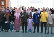 Wako Ramlan Serahkan Santunan Korpri untuk Anak Yatim Bukittinggi