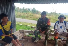 Babinsa Koramil 02/Pangkalan Ajak Warga Jaga Keamanan Lingkungan