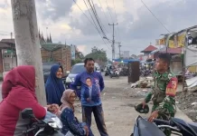 Babinsa Koramil 08/Akabiluru Laksanakan Komsos Bersama Warga Sangat Sukses