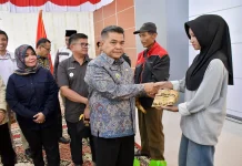 Bupati Agam Serahkan Bantuan Kemensos RI untuk Korban Terdampak Bencana