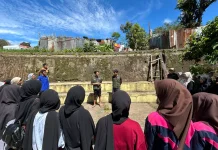 Komunitas Rantai Kebaikan Bersihkan Sampah di Aliran Sungai Jangkak Mandiangin