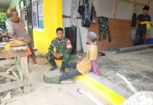 Babinsa Guguk Laksanakan Komsos dengan Warga Setempat