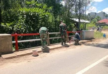 Babinsa dan Warga Siapkan Kampung Pancasila Jelang Penilaian