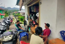 Babinsa Suliki Komsos dengan Warga Jorong Guntuang