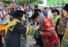 Tangis Rano Karno Pecah di Wisuda UIN Sjech M. Djamil Djambek Bukittinggi