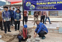 Mendikdasmen Serahkan Bantuan Rp300 Juta dan Letak Batu Surau Buya Hamka