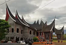 Makna Pepatah Minangkabau "Mambangkik Batang Tarandam"