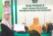 Disdukcapil Padang Panjang Serahkan Dokumen Nikah lewat Program SELALU SAMAWA