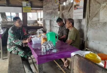 Babinsa Suliki Imbau Warga Waspada Longsor Saat Komsos