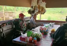 Babinsa Luak Ingatkan Warga Waspada Musim Hujan dan Jaga Keamanan