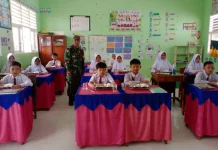 Babinsa Harau Dampingi Program Makan Bergizi Gratis di SDN 01 Pilubang