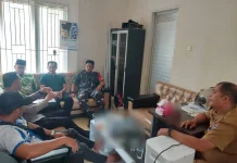 Babinsa Payakumbuh Bahas Lampu Jalan dan Kamtibmas Lewat Komsos