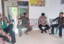 Babinsa Suliki Komsos Bersama Warga Nagari Maek, Bahas Keamanan dan Cuaca